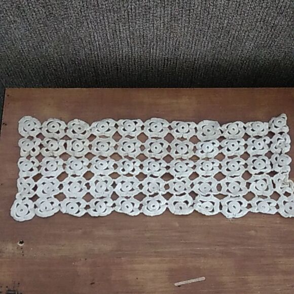 BEAUTIFUL VINTAGE CROCHETED  DOILY - Picture 1 of 2